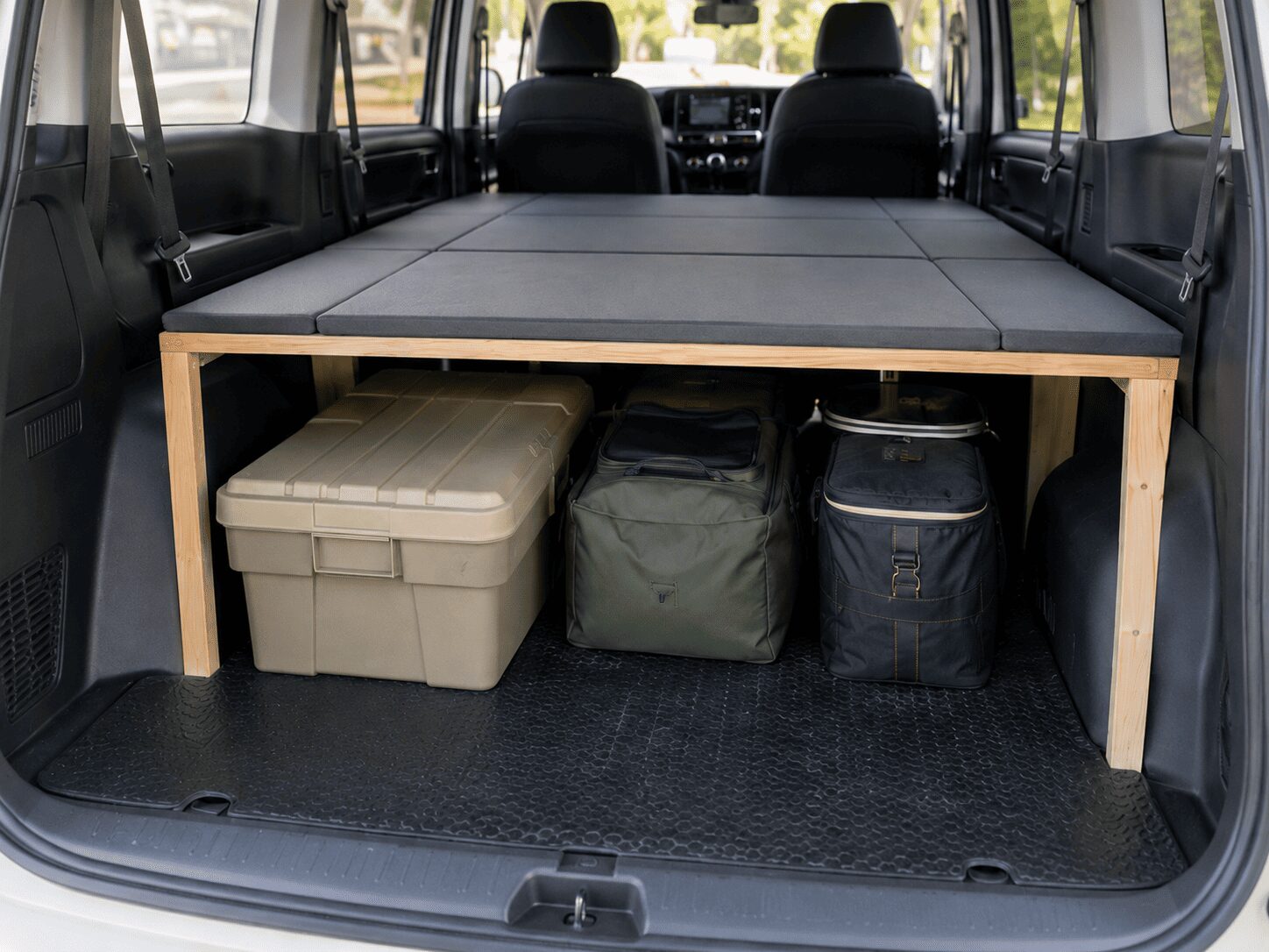 セレナの荷室に自作ベッドを設置し下部にキャンプ道具を収納したDIY車中泊仕様